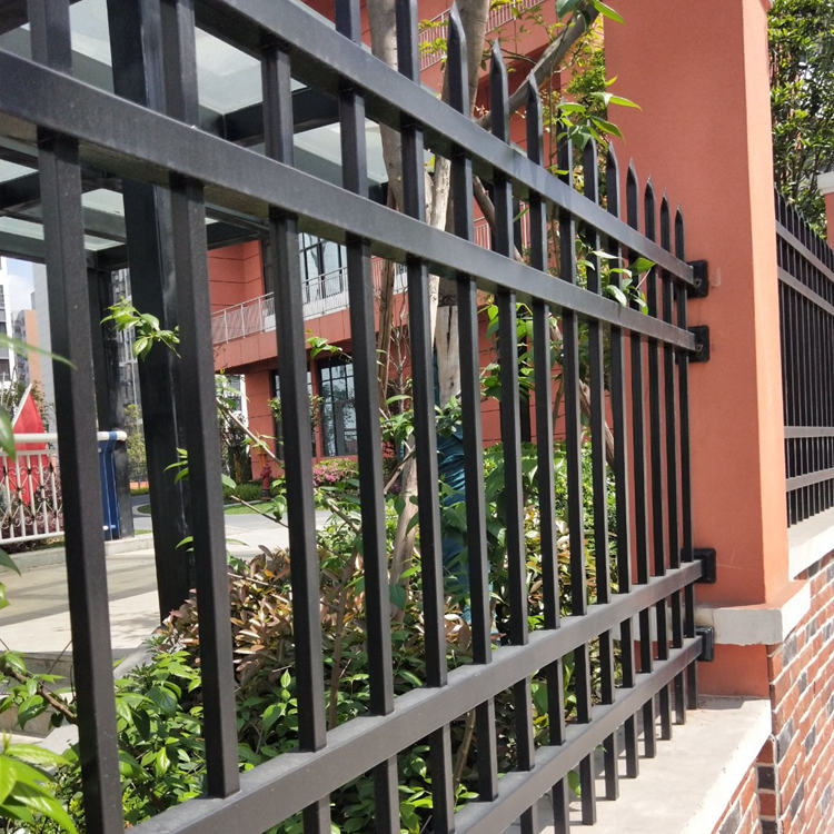 濟南農(nóng)場1.5米鋅鋼圍欄安裝完畢